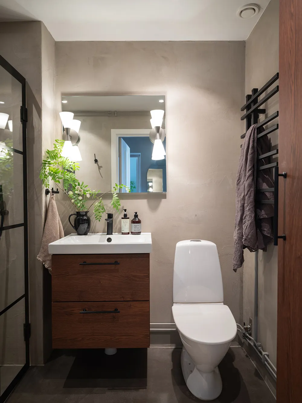 Бежеві стіни, яскравий декор і темна спальня: квартира в Гетеборзі (68 кв. м) - Gallery image 16