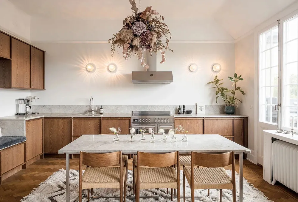 Duże okna i ciepły nowoczesny design: mieszkanie w Stokholmie - Gallery image 3