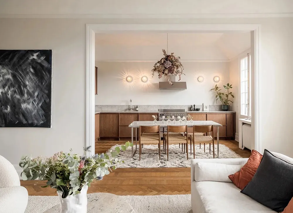 Duże okna i ciepły nowoczesny design: mieszkanie w Stokholmie - Gallery image 1