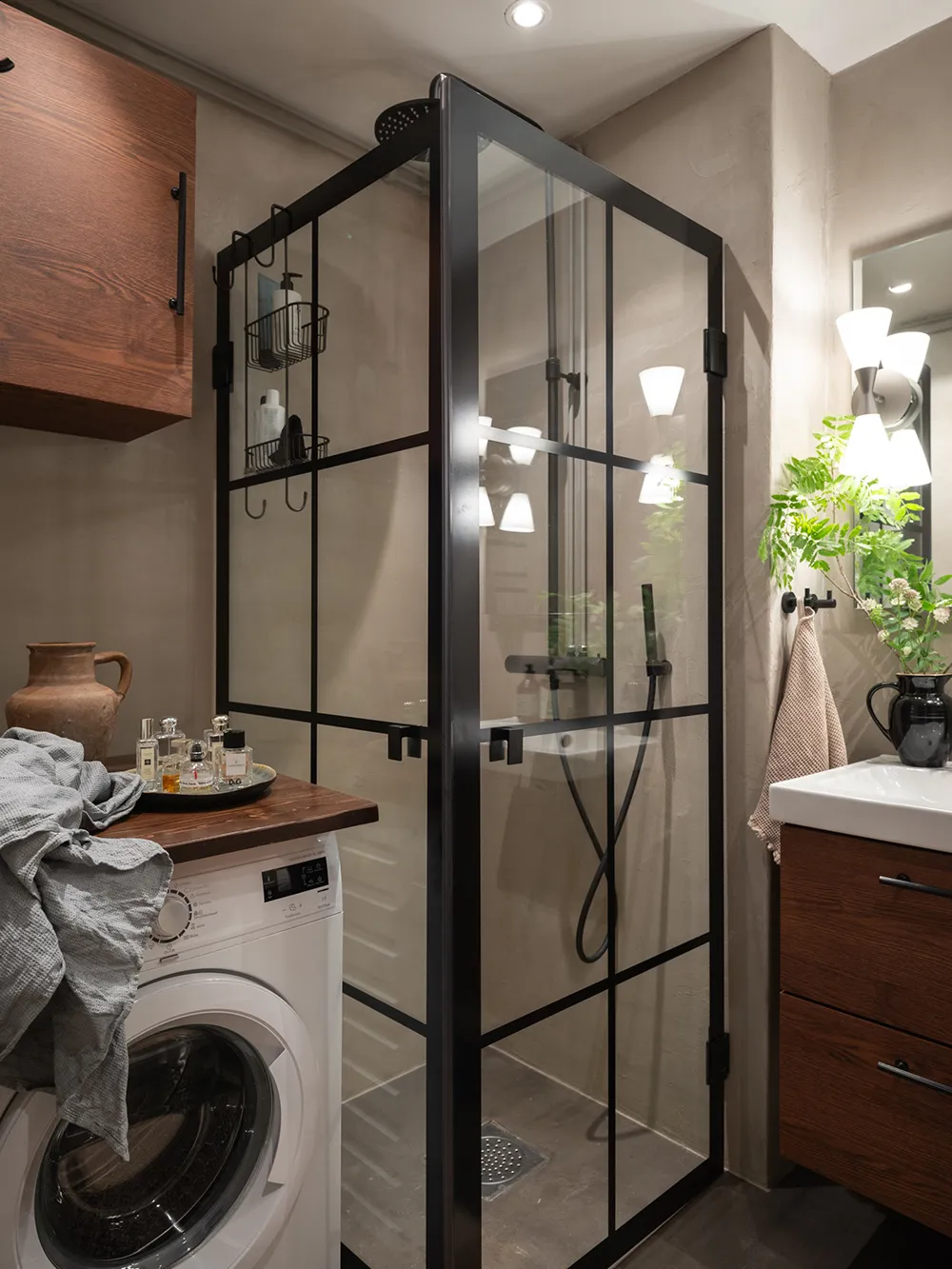 Бежеві стіни, яскравий декор і темна спальня: квартира в Гетеборзі (68 кв. м) - Gallery image 17