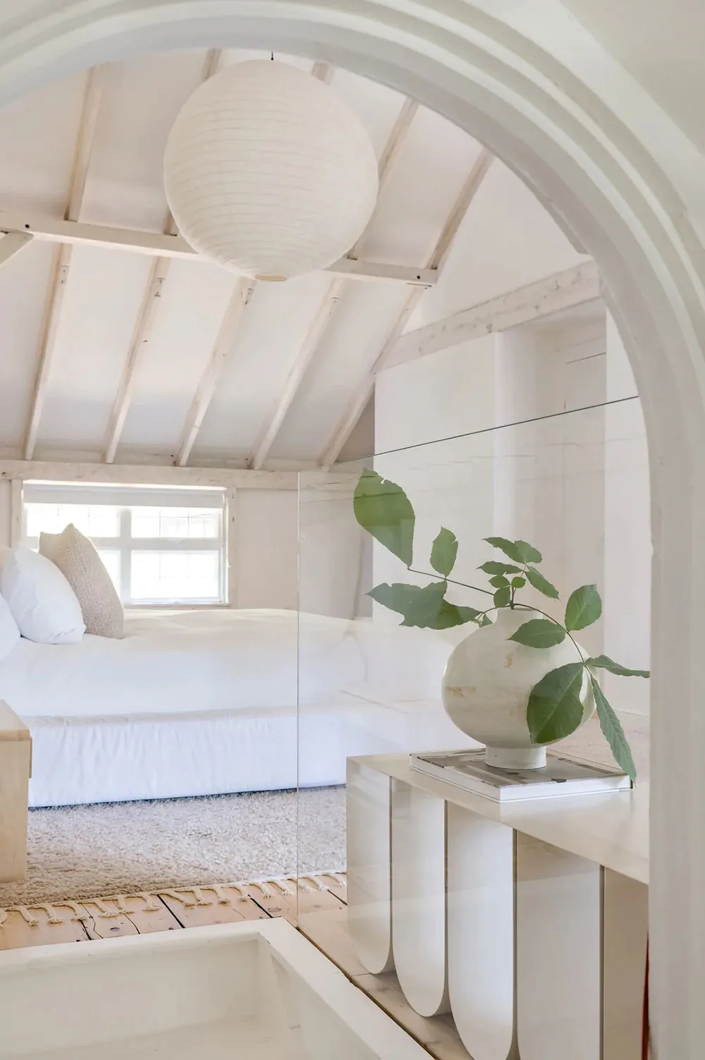 काली फ़ासाद एवं हल्के भीतरी डिज़ाइन: अमेरिका में स्थित एक सुंदर कॉटेज, जिसमें ग्रामीण शैली में सजावट की गई है. - Gallery image 12