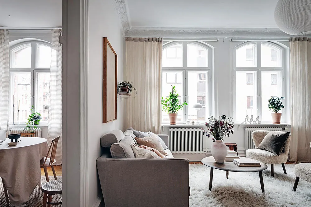 Мягкий декор и фрагменты кирпичной стены на кухне: небольшая квартира в Гетеборге (46 кв. м) - Gallery image 2