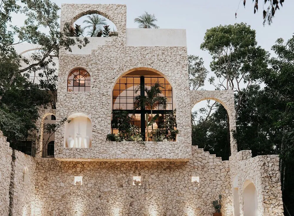 Windows Like Those in a New York Loft: Impressive Jungle Resort House - Gallery image 30