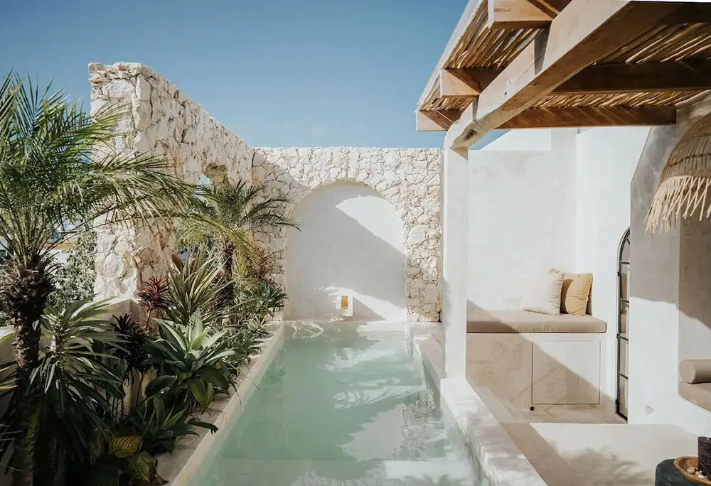 Windows Like Those in a New York Loft: Impressive Jungle Resort House - Gallery image 25