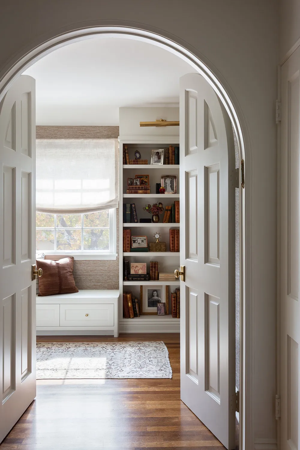 Красивые обои и детали вне времени: дом в Лос-Анджелесе - Gallery image 30