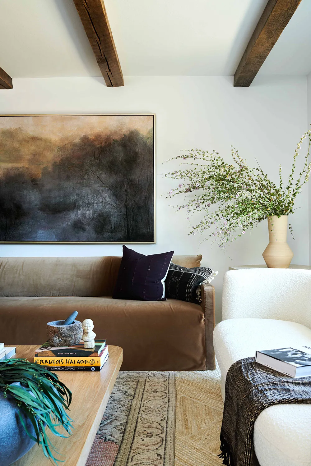 Schwarze Wände und helles Möbel: Mutiger, aber gemütlicher Interieur in Los Angeles - Gallery image 18