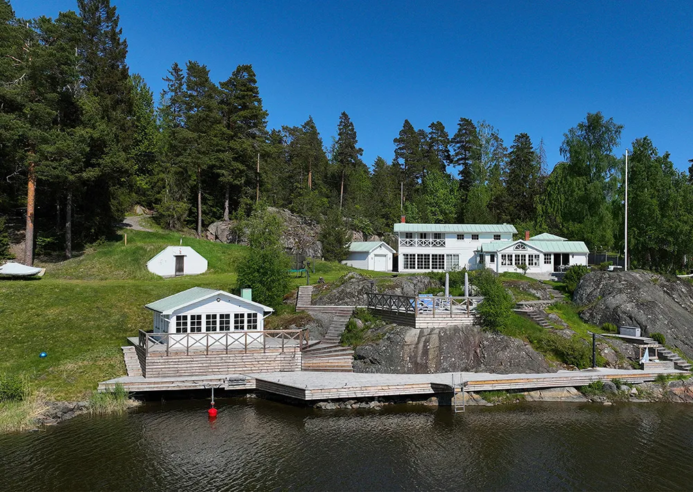 Villa blanca junto al lago en Suecia con su propio muelle - Gallery image 3
