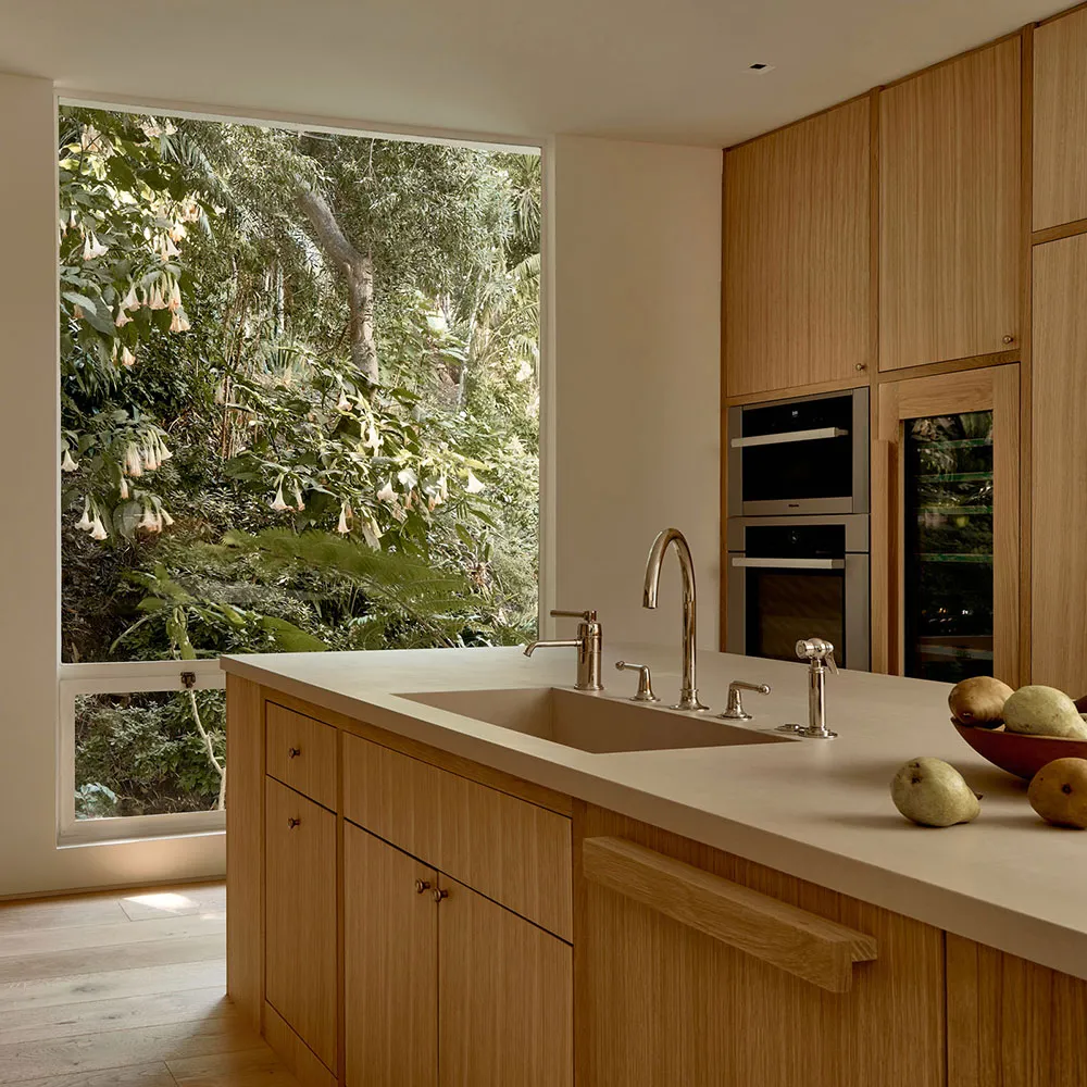 सूर्य की रोशनी से भरा, आधुनिक इंटीरियर… जो खूबसूरत प्रकृति से घिरा हुआ है। - Gallery image 9