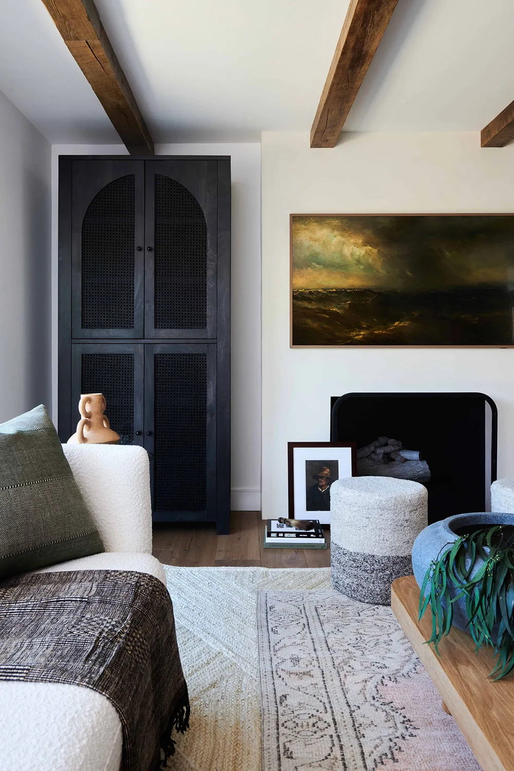 Schwarze Wände und helles Möbel: Mutiger, aber gemütlicher Interieur in Los Angeles - Gallery image 17