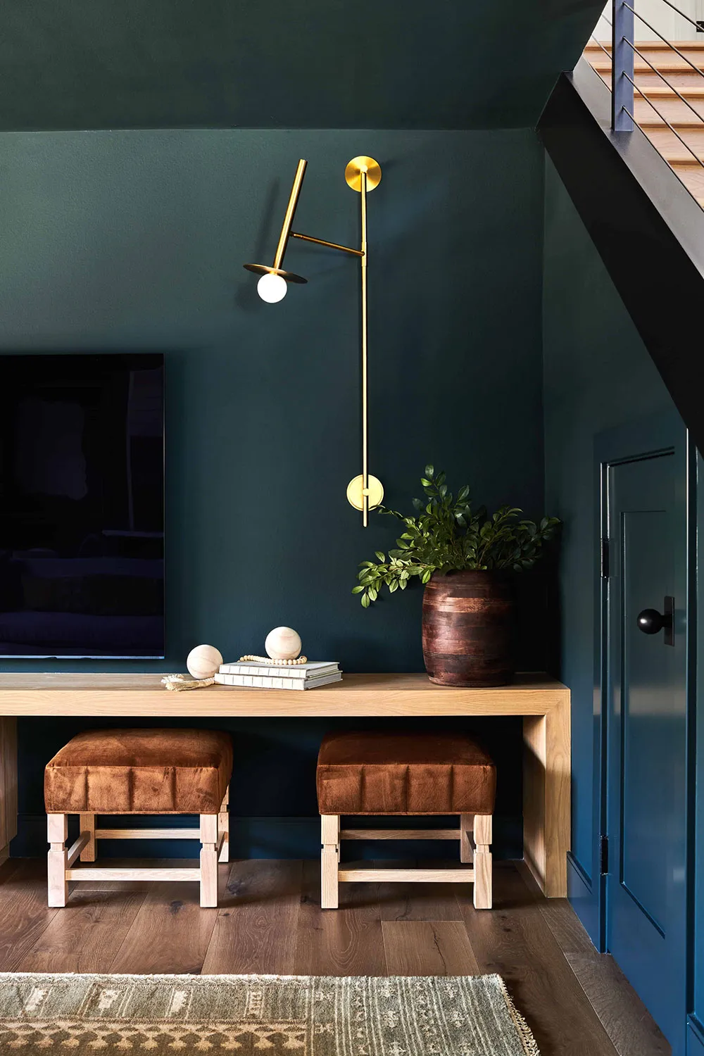 Schwarze Wände und helles Möbel: Mutiger, aber gemütlicher Interieur in Los Angeles - Gallery image 5