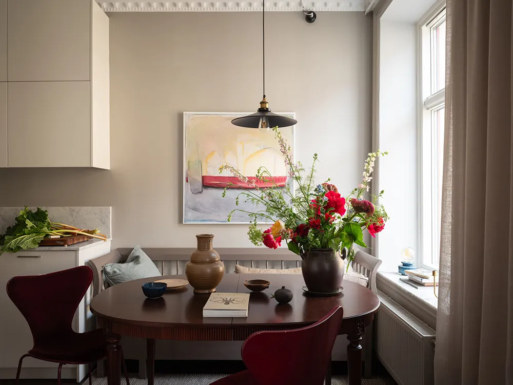 Бежеві стіни, яскравий декор і темна спальня: квартира в Гетеборзі (68 кв. м) - Gallery image 6