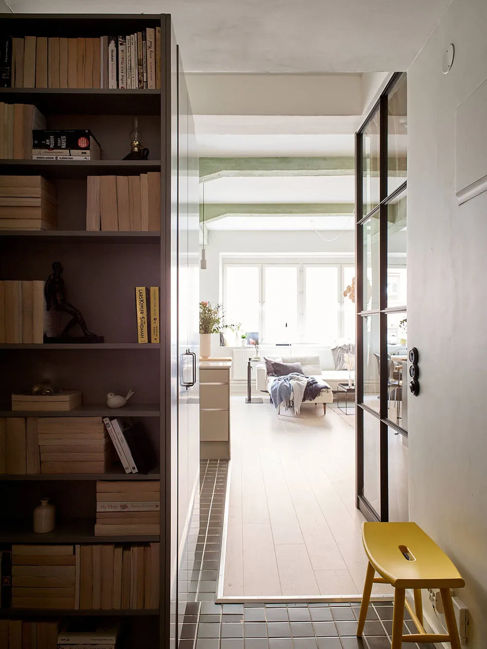 Inteligentna planista i przemysłowe detale: klasyczna studia w Szwecji (56 m²) - Gallery image 14