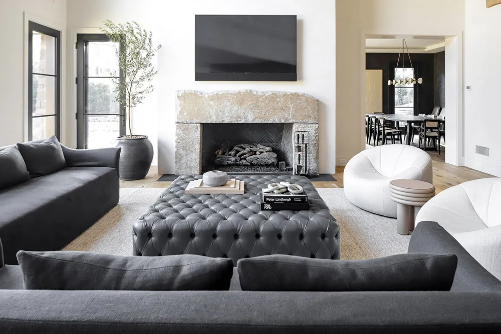 Стильний білий інтер'єр дому в США з темними акцентами - Gallery image 2