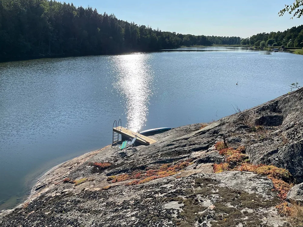 Villa blanca junto al lago en Suecia con su propio muelle - Gallery image 16