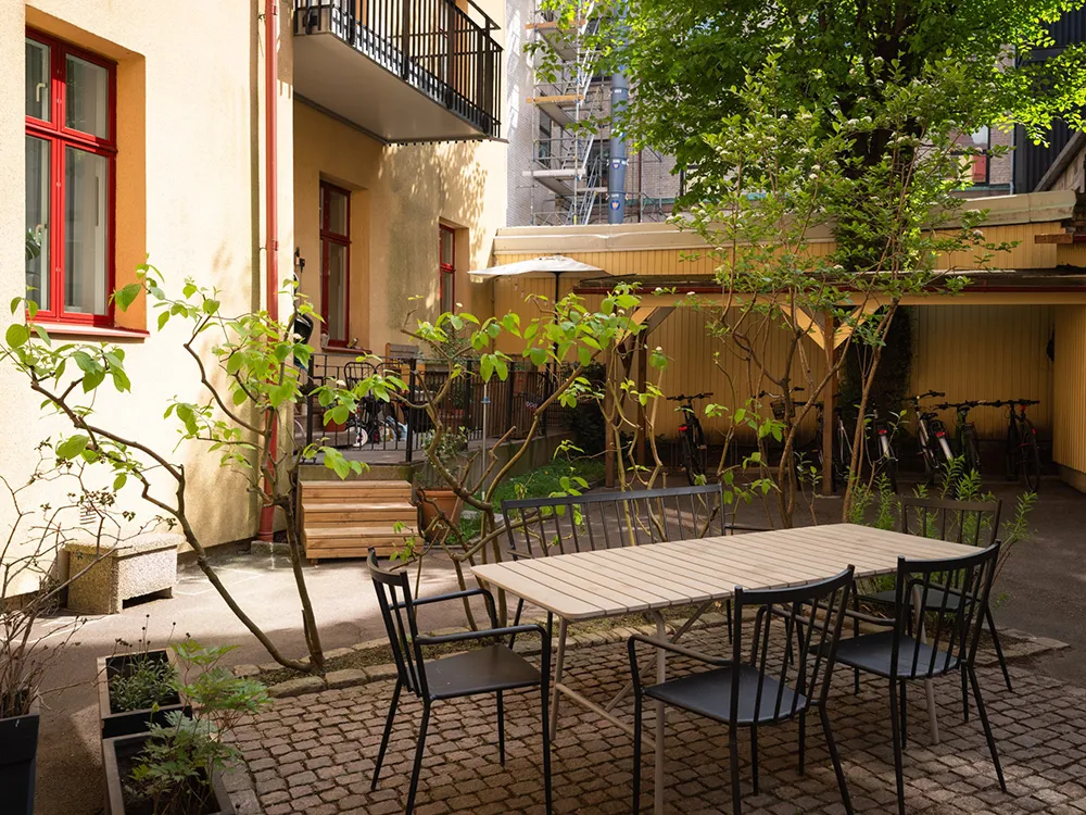 Бежеві стіни, яскравий декор і темна спальня: квартира в Гетеборзі (68 кв. м) - Gallery image 20