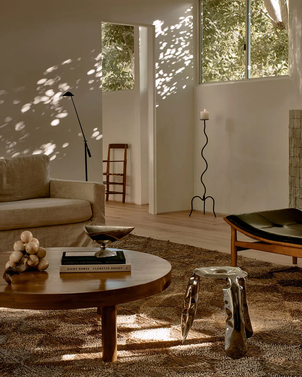 सूर्य की रोशनी से भरा, आधुनिक इंटीरियर… जो खूबसूरत प्रकृति से घिरा हुआ है। - Gallery image 1