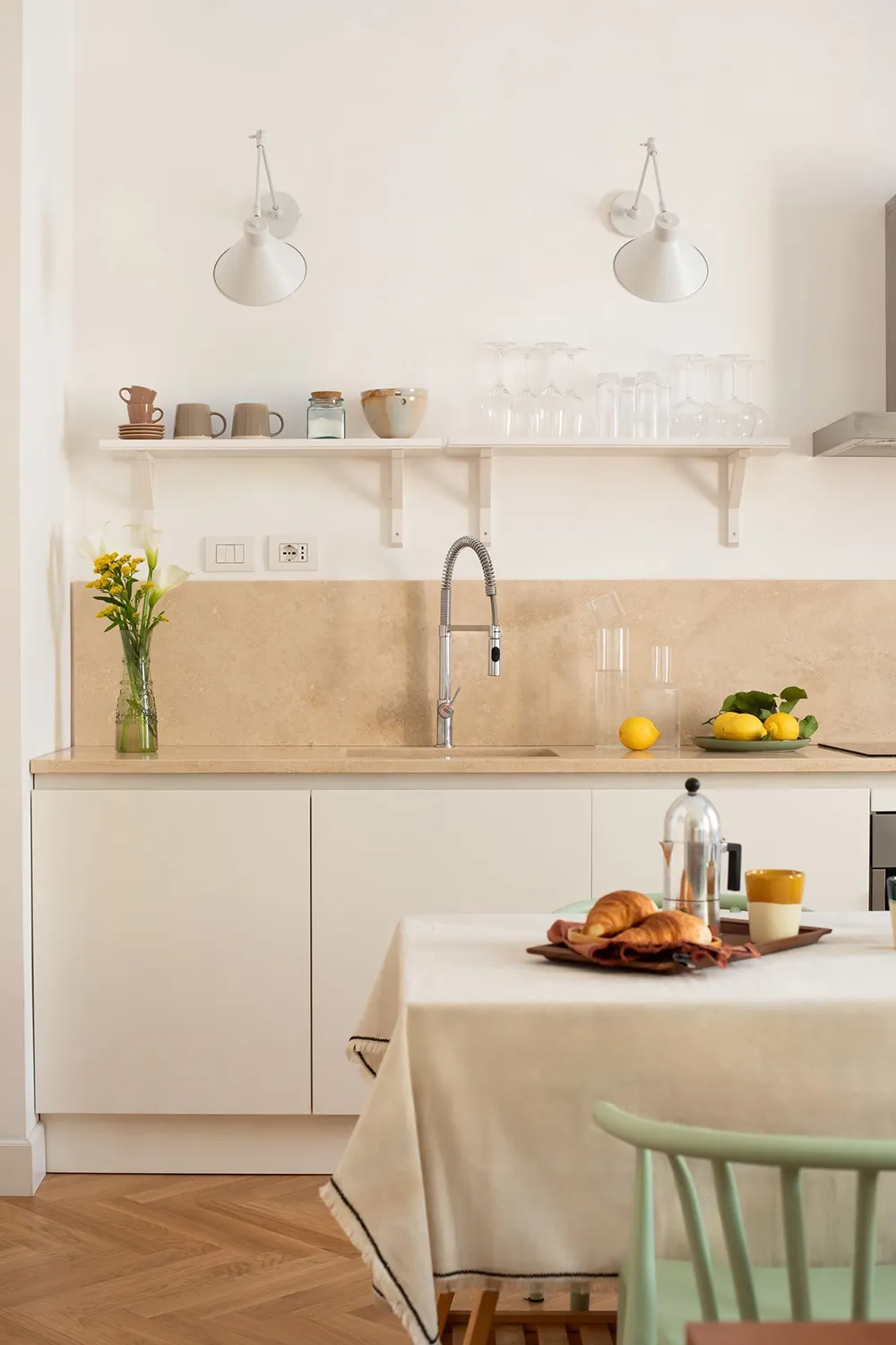 De una antigua y pequeña vivienda a un espacio moderno y luminoso: apartamento de diseñador en Roma (65 m²) - Gallery image 5