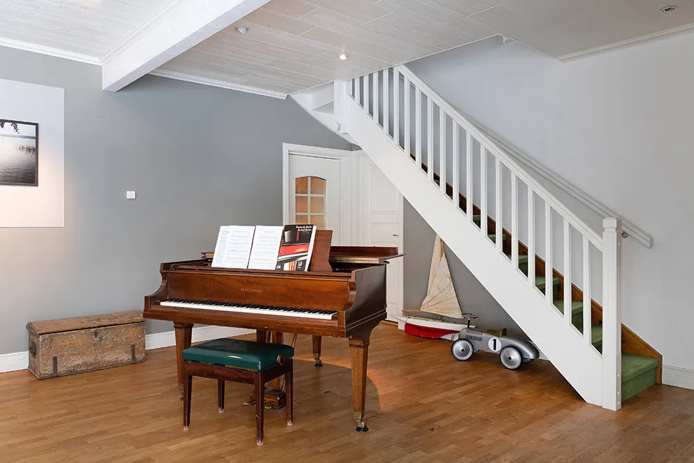 Villa blanca junto al lago en Suecia con su propio muelle - Gallery image 10