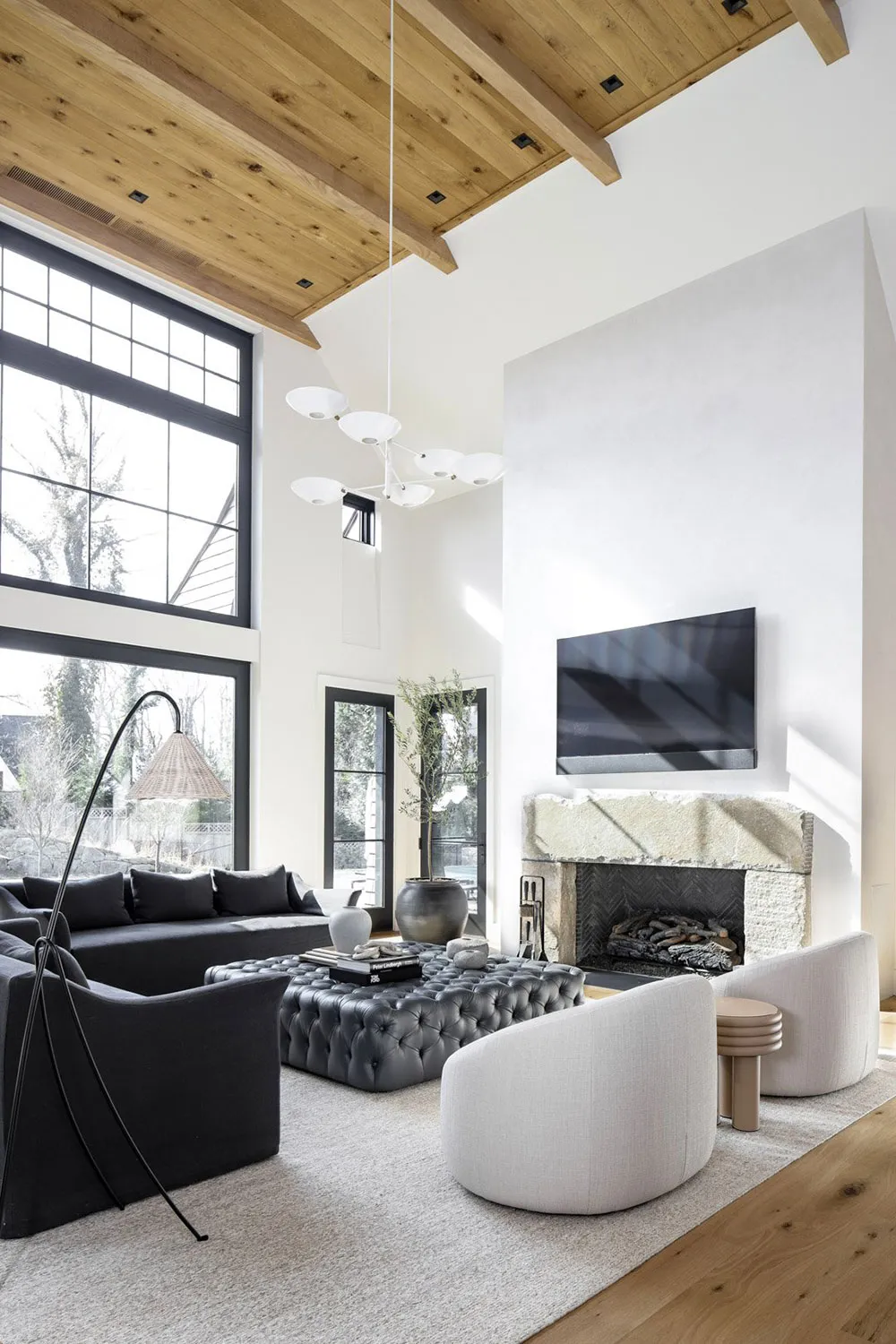 Стильний білий інтер'єр дому в США з темними акцентами - Gallery image 1