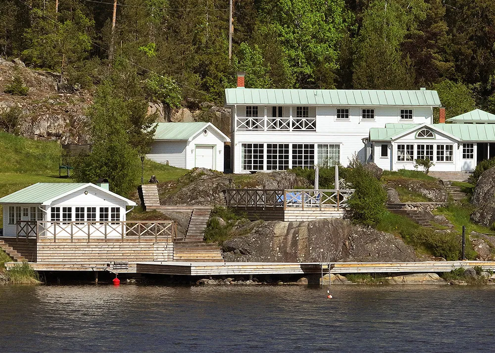 Villa blanca junto al lago en Suecia con su propio muelle - Gallery image 1