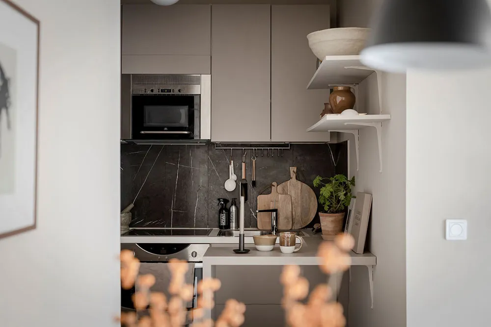 Kleine skandinavische Wohnung in einer schönen, gedämpften Farbpalette (37 qm) - Gallery image 16