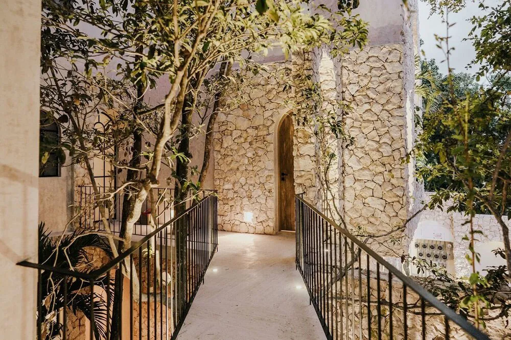 Windows Like Those in a New York Loft: Impressive Jungle Resort House - Gallery image 31