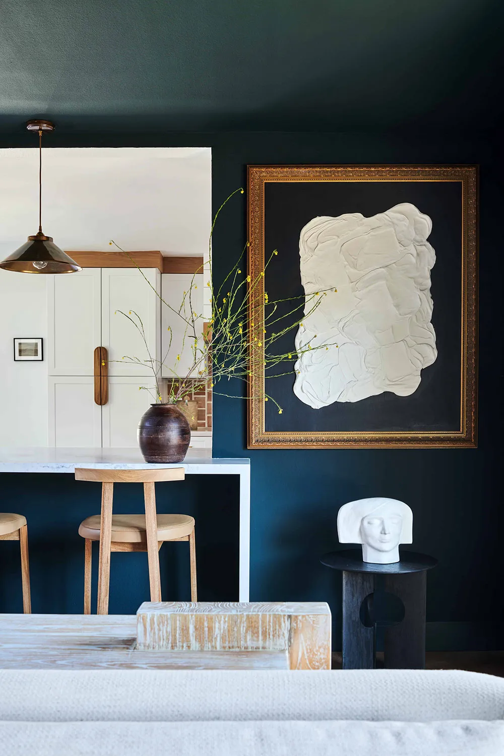 Schwarze Wände und helles Möbel: Mutiger, aber gemütlicher Interieur in Los Angeles - Gallery image 3