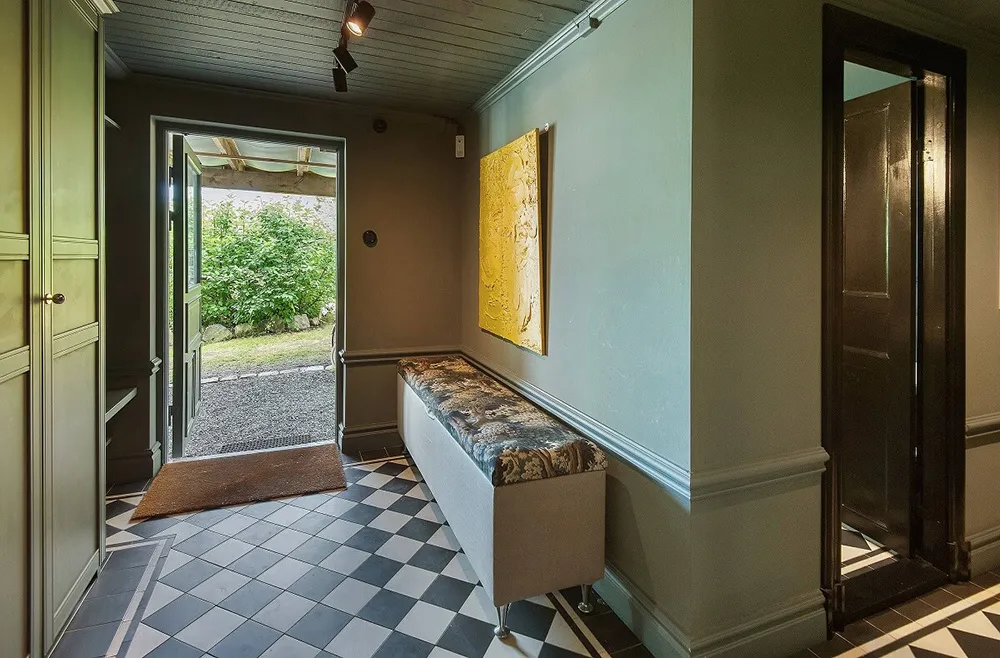 Stylowe odcienie w дизайnie tradycyjnej乡村 wиллы przy jeziorze w Szwecji - Gallery image 9