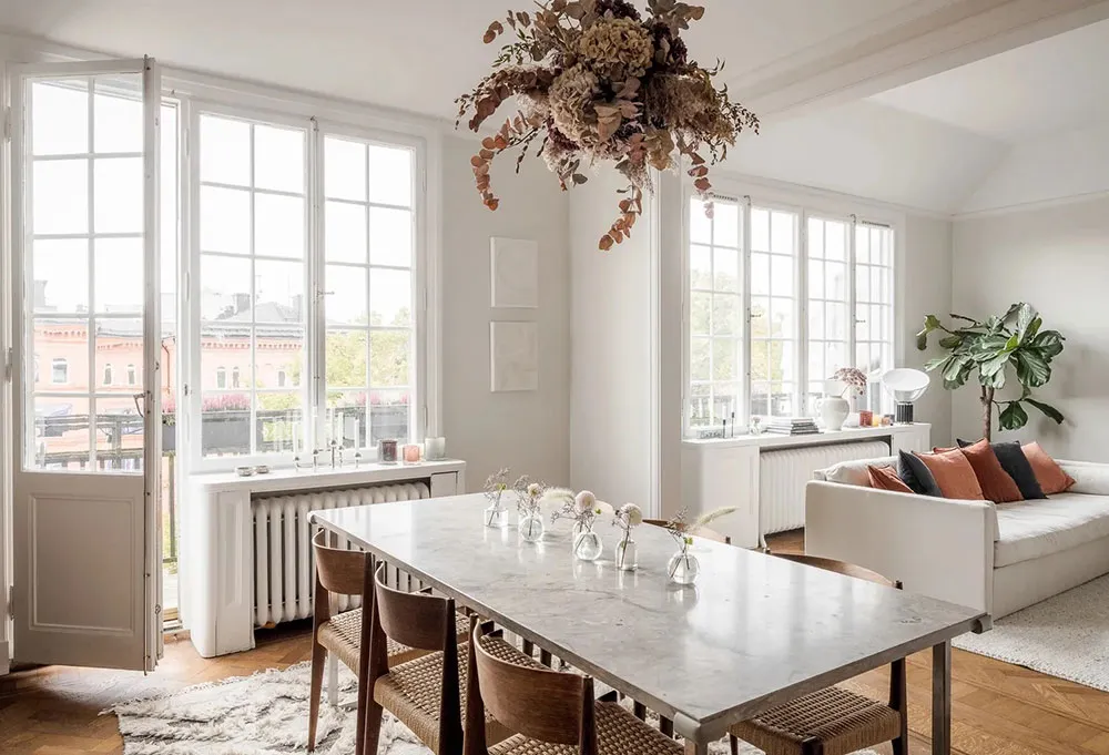 Duże okna i ciepły nowoczesny design: mieszkanie w Stokholmie - Gallery image 7