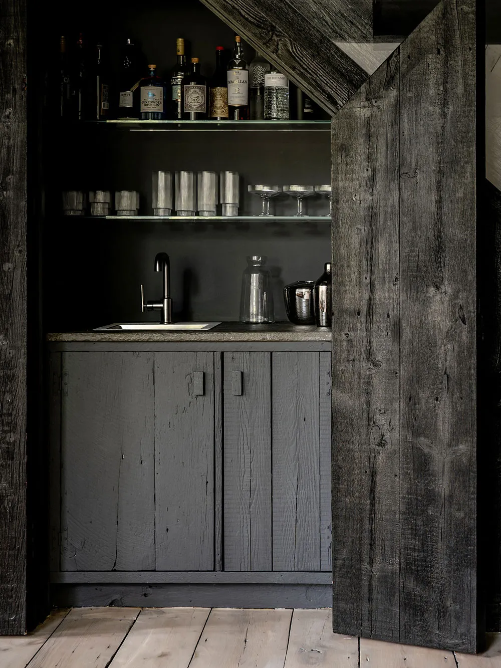 काली फ़ासाद एवं हल्के भीतरी डिज़ाइन: अमेरिका में स्थित एक सुंदर कॉटेज, जिसमें ग्रामीण शैली में सजावट की गई है. - Gallery image 16