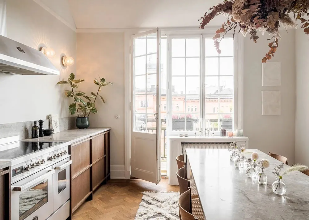 Duże okna i ciepły nowoczesny design: mieszkanie w Stokholmie - Gallery image 5