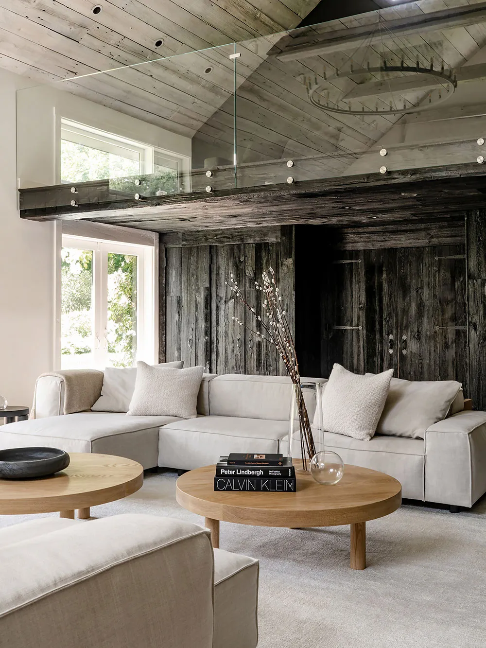 काली फ़ासाद एवं हल्के भीतरी डिज़ाइन: अमेरिका में स्थित एक सुंदर कॉटेज, जिसमें ग्रामीण शैली में सजावट की गई है. - Gallery image 1