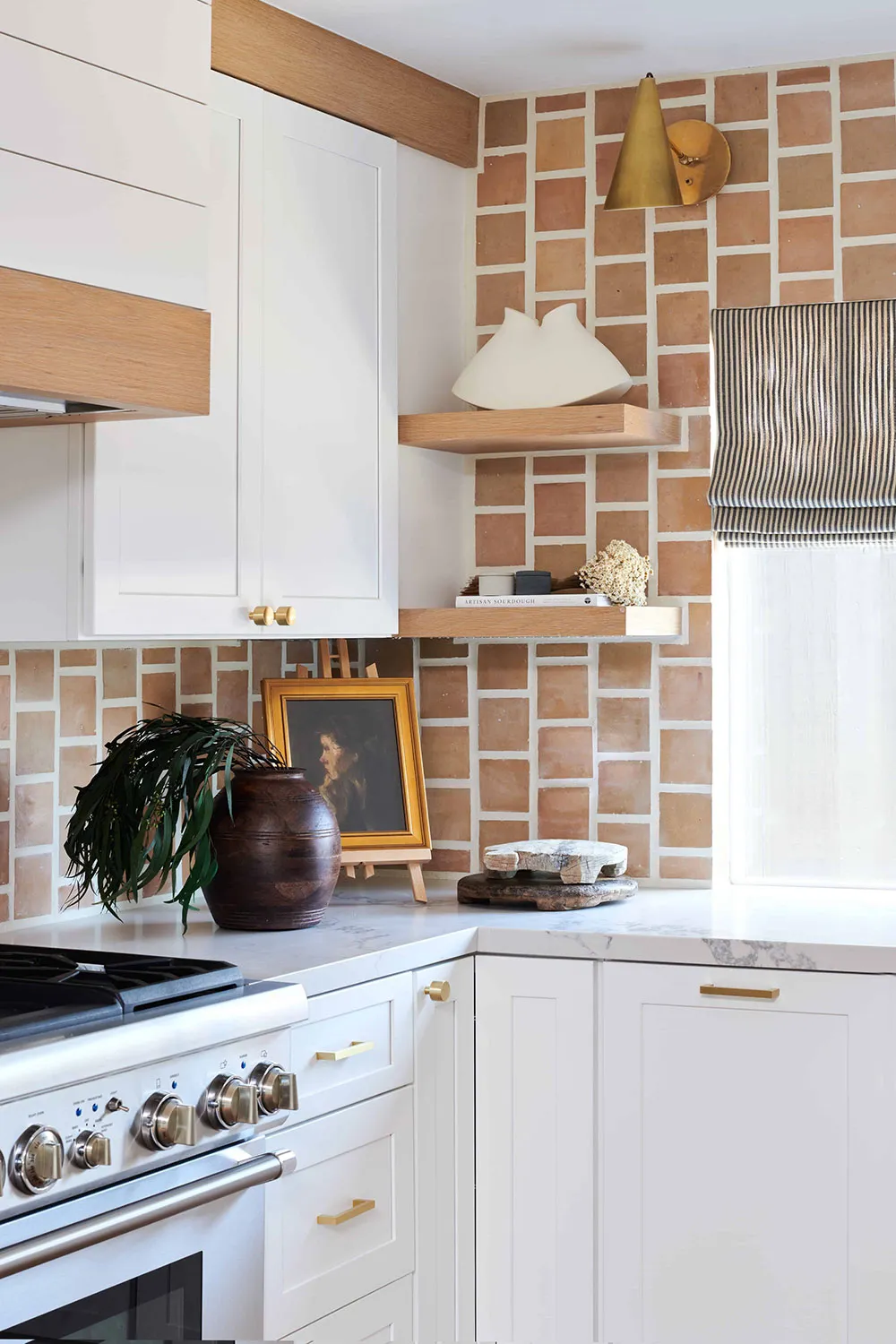 Schwarze Wände und helles Möbel: Mutiger, aber gemütlicher Interieur in Los Angeles - Gallery image 16