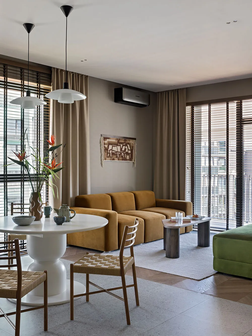 Intérieur moderne calme avec des arcs et un plafond voûté à Minsk (84 m²) - Gallery image 1