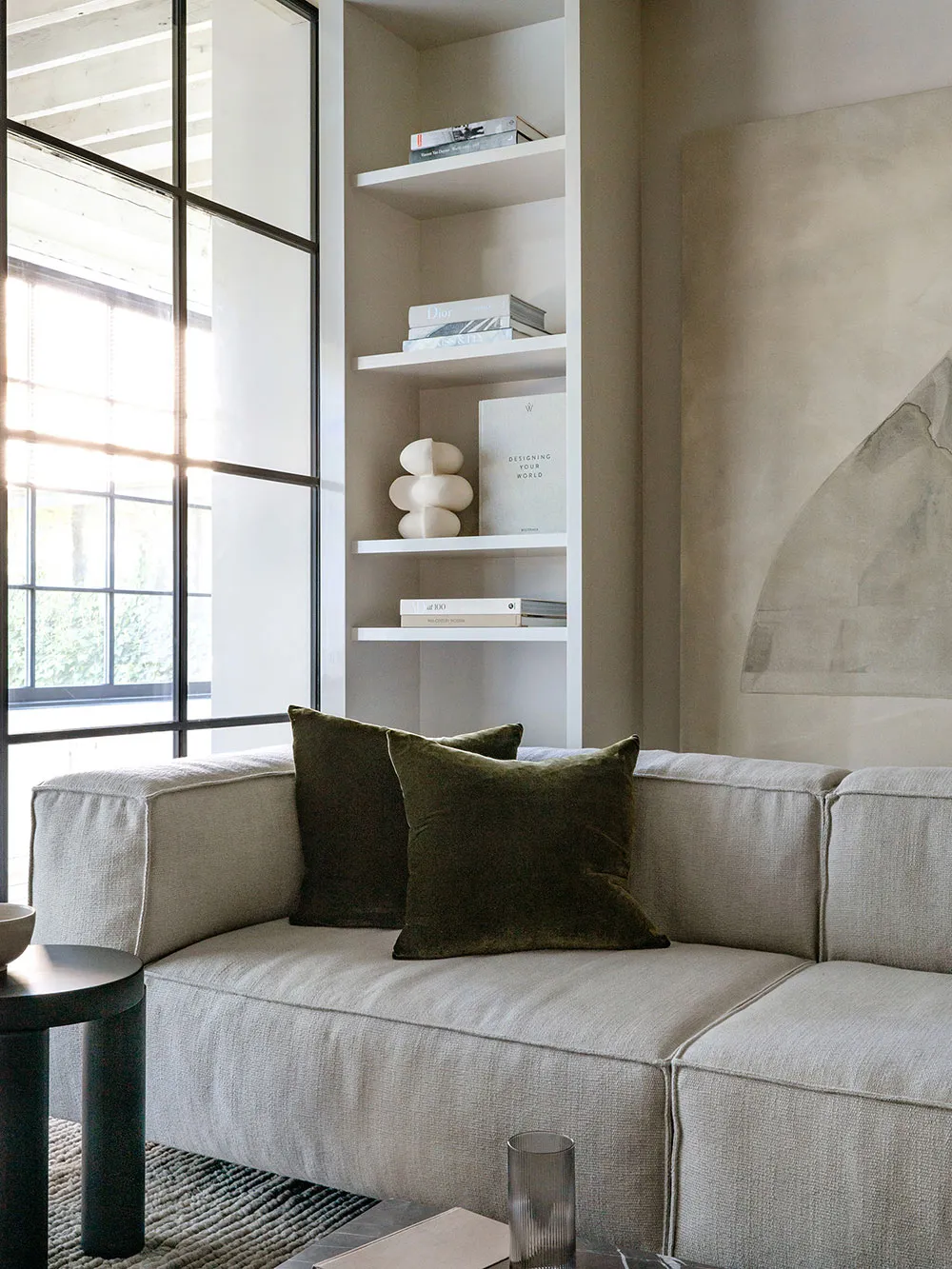 काली फ़ासाद एवं हल्के भीतरी डिज़ाइन: अमेरिका में स्थित एक सुंदर कॉटेज, जिसमें ग्रामीण शैली में सजावट की गई है. - Gallery image 14