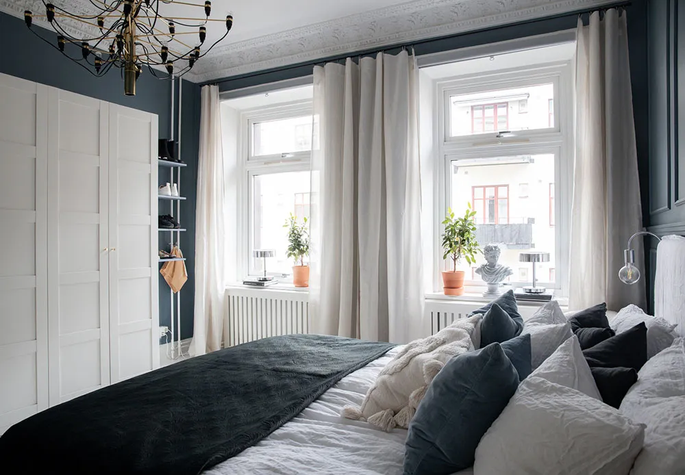 Яркие постеры в дизайне квартиры с лепниной в Стокгольме (82 кв. м) - Gallery image 5