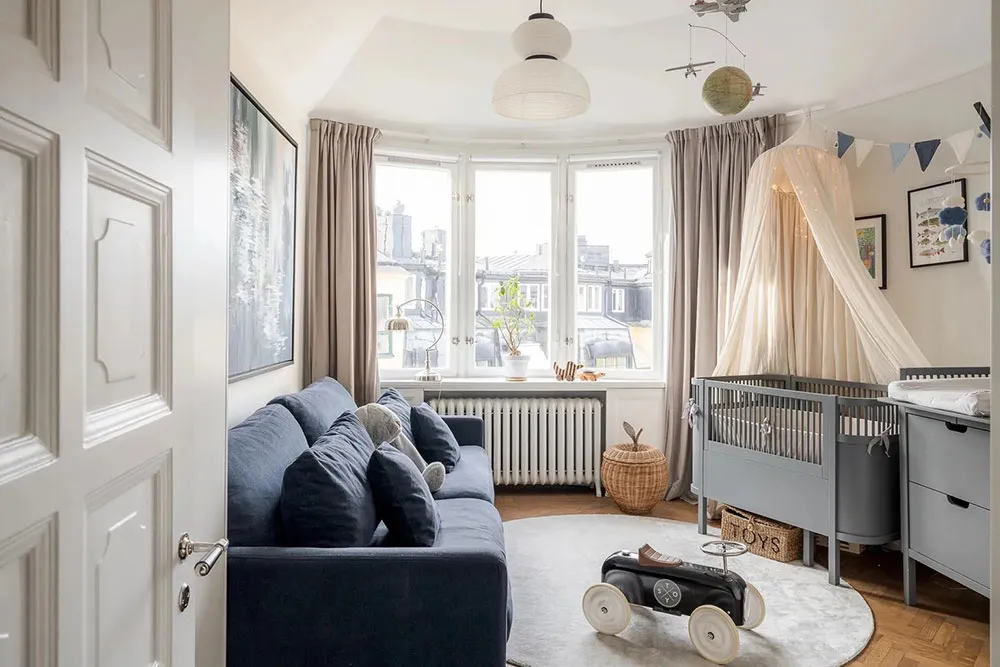 Duże okna i ciepły nowoczesny design: mieszkanie w Stokholmie - Gallery image 13