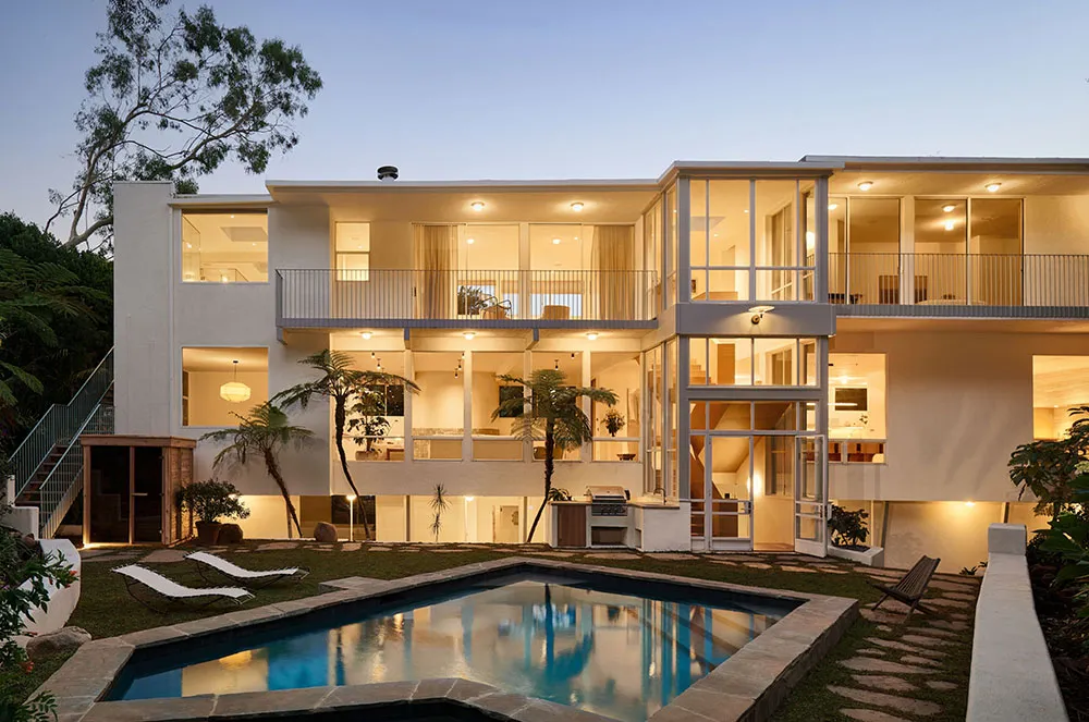 सूर्य की रोशनी से भरा, आधुनिक इंटीरियर… जो खूबसूरत प्रकृति से घिरा हुआ है। - Gallery image 25