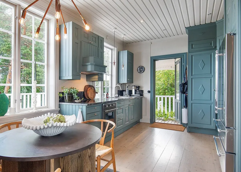 Stylowe odcienie w дизайnie tradycyjnej乡村 wиллы przy jeziorze w Szwecji - Gallery image 5