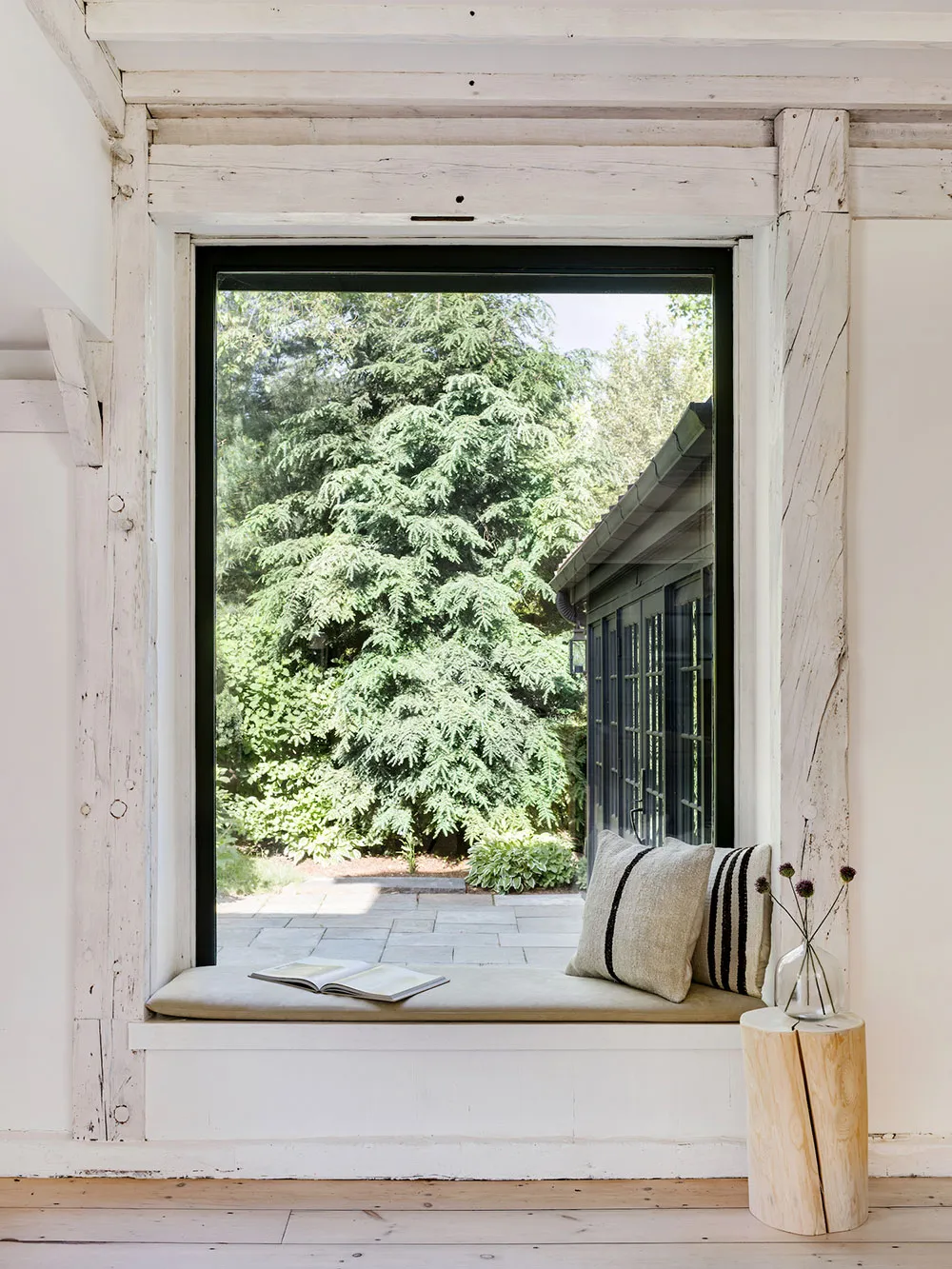 काली फ़ासाद एवं हल्के भीतरी डिज़ाइन: अमेरिका में स्थित एक सुंदर कॉटेज, जिसमें ग्रामीण शैली में सजावट की गई है. - Gallery image 20