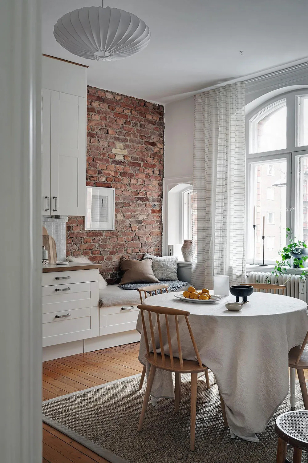 Мягкий декор и фрагменты кирпичной стены на кухне: небольшая квартира в Гетеборге (46 кв. м) - Gallery image 1