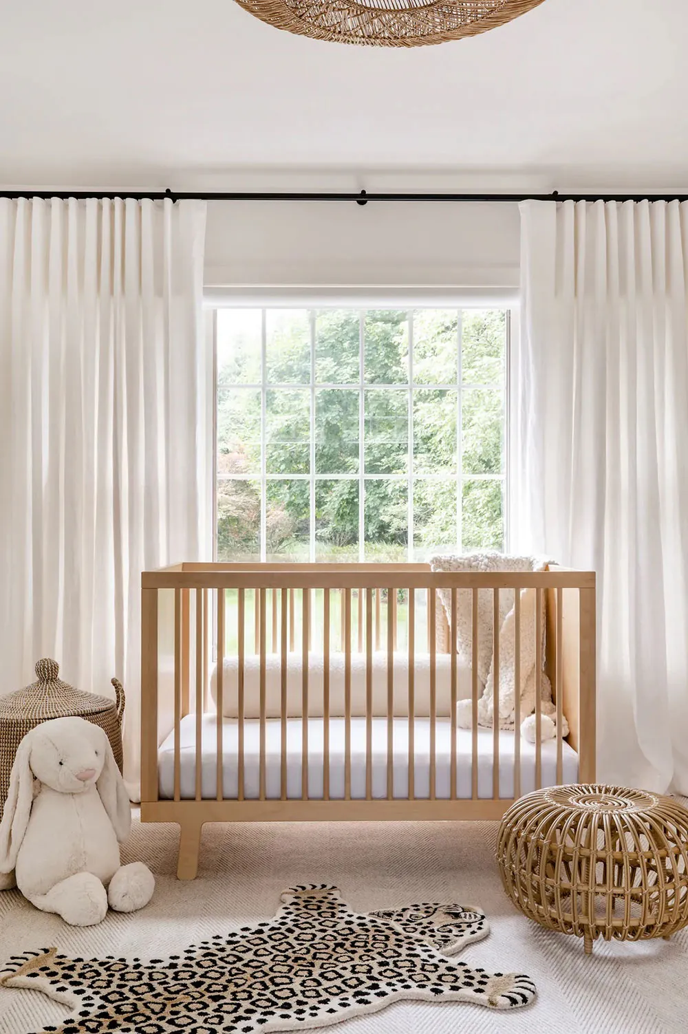 काली फ़ासाद एवं हल्के भीतरी डिज़ाइन: अमेरिका में स्थित एक सुंदर कॉटेज, जिसमें ग्रामीण शैली में सजावट की गई है. - Gallery image 9