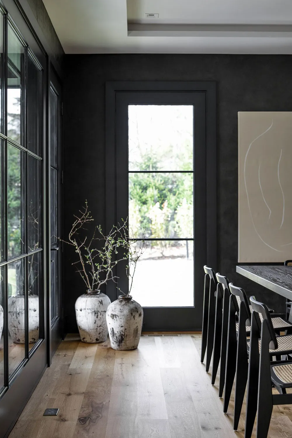 Стильний білий інтер'єр дому в США з темними акцентами - Gallery image 4