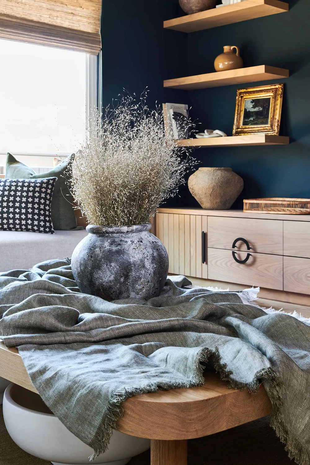 Schwarze Wände und helles Möbel: Mutiger, aber gemütlicher Interieur in Los Angeles - Gallery image 11