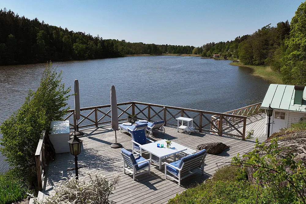 Villa blanca junto al lago en Suecia con su propio muelle - Gallery image 2