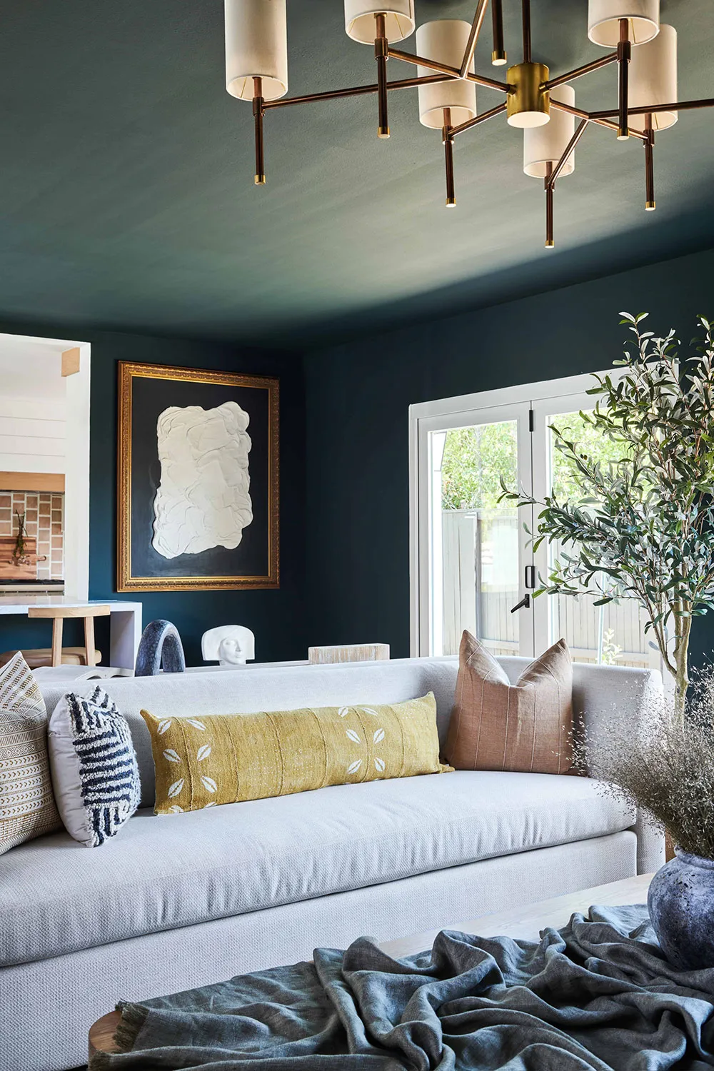 Schwarze Wände und helles Möbel: Mutiger, aber gemütlicher Interieur in Los Angeles - Gallery image 1