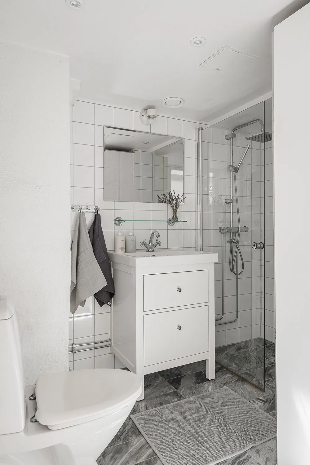 Luz de mansarda en Geteborg que parece más grande de lo que realmente es (45 m²) - Gallery image 23