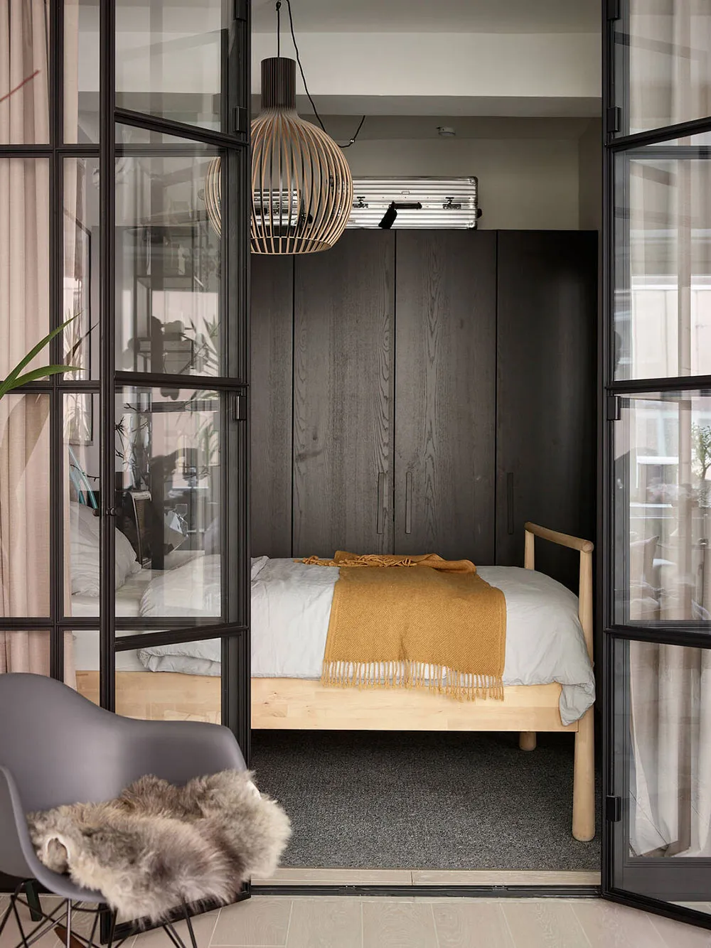 Inteligentna planista i przemysłowe detale: klasyczna studia w Szwecji (56 m²) - Gallery image 1