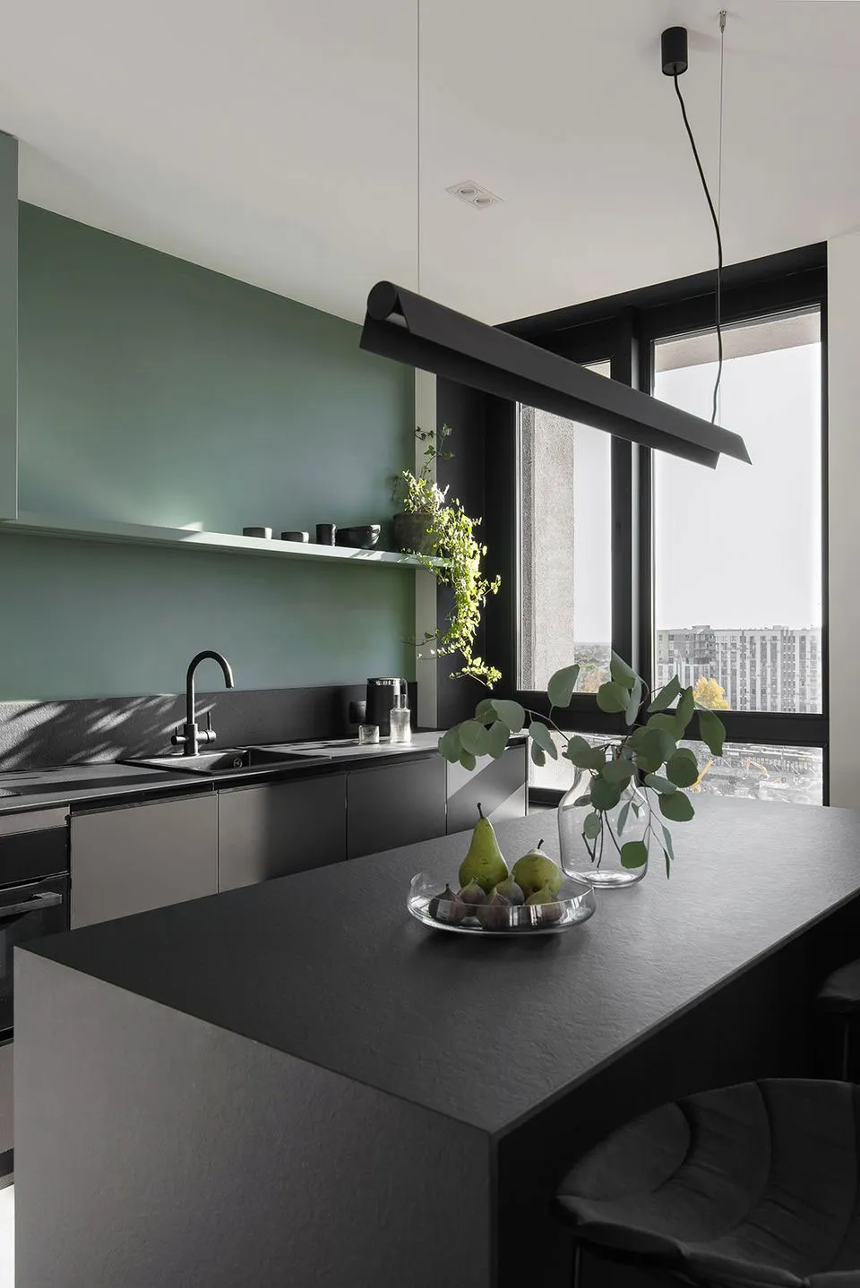 Stylowy czarno-biały interior z zielonymi akcentami dla młodej rodziny w Kijowie (69 m²) - Gallery image 6