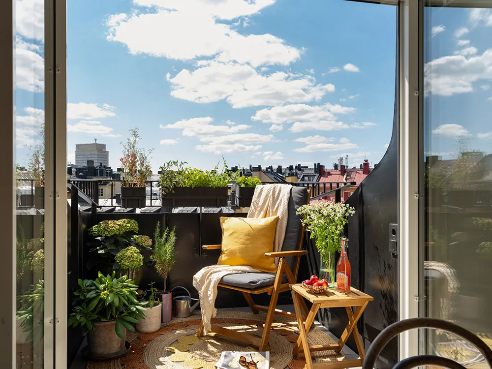 Cozy Apartment Under the Roof with Fantastic Views of Stockholm Roofs (80 sqm) - Gallery image 3